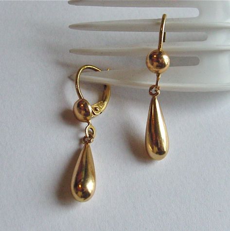 golden teardrop earrings Golden Earrings Design, Earings Design Gold New Model, Small Golden Earrings, Fancy Gold Earrings, Stylish Gold Earrings, Engagement Ring Non Traditional, Necklace Women Gold, Women Gold Chain, Gold Teardrop Earrings