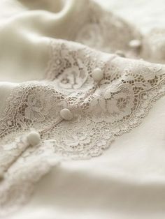 Pearl And Lace, Linens And Lace, Guipure Lace, Elle Fanning, Antique Lace, Shades Of White, Fashion Mode, Pantone Color, Vintage Lace