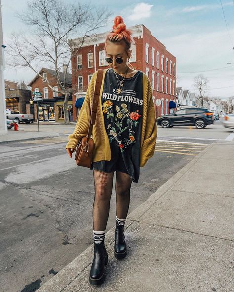 𝓷𝓲𝓬𝓸𝓵𝓮 𝓪𝓵𝔂𝓼𝓮 on Instagram: “Warmer weather is on its way 😊 True or false: top knots and t shirt dresses are always a good idea ���👼💡 #ootd” Concert Outfit Aesthetic, Rock Festival Outfit, Nicole Alyse, Gold Outfits, Cute Edgy Outfits, T Shirt Dresses, Coldplay Concert, Fashion Alternative, Look Grunge