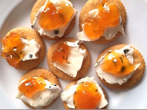 Brie & Jam Appetizer Cracker Bites Ritz Appetizers, Jam Appetizer, Brie Cheese Appetizer, Cracker Bites, Brie Cheese Recipes, Toast Aperitif, Crackers Appetizers, Ritz Cracker Recipes, Brie Appetizer