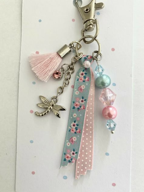 Beaded Keyrings Ideas, Diy Beaded Keychain Ideas, Key Charms Keychains, Purse Charms Ideas, Diy Charms Keychain, Keychain Craft Ideas, Purse Charms Diy How To Make, Key Chains Diy Handmade, Beaded Keychain Diy