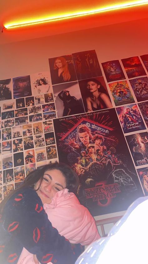 Room Decor Stranger Things, Stranger Things Room Aesthetic, Stranger Things Bedroom Ideas, Stranger Things Room Ideas, Stranger Things Bedroom, Stranger Things Room Decor, Scary Bedroom, Stranger Things Room, Grunge Room Ideas