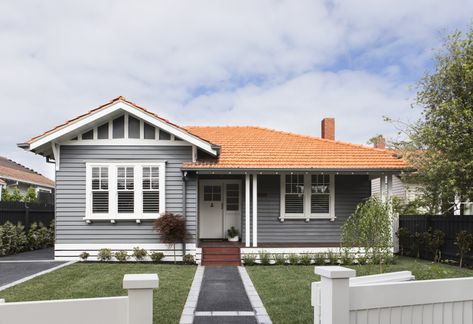 Real reno: Melbourne Bayside bungalow's modern makeover - The Interiors Addict Contemporary Hamptons Style, Terracotta Roof House, House With Red Roof, Orange Roof, Exterior Paint Colours, Californian Bungalow, Weatherboard House, Terracotta Roof, California Bungalow