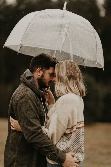 Couples With Umbrella, Clear Umbrella Engagement Pictures, Clear Umbrella Couple Photography, Rain Photoshoot Family, Rainy Couple Photos, Umbrella Photoshoot Ideas Couple, Umbrella Engagement Pictures, Clear Umbrella Photoshoot, Rainy Day Couple Photoshoot