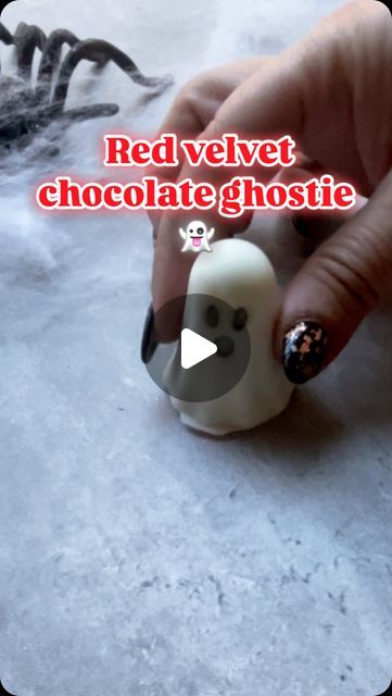 Johany Torres | Cakesicle Instructor on Instagram: "Ghost “cakepop” without the stick 😉 👻  Were you able to find this super cute ghost mold?  let me know in the comments down below where you found it…  #ghostcakepops #ghosttreats #spookycute #halloweentreats #halloweenpartyideas #halloweenseason #halloweendesserts #spookyvibes #ghostie #ghosties #ghostly #halloweenideas" Ghost Mold Food Ideas, Ghost Strawberries White Chocolate, Ghost Cakepops, Ghost Snacks, Ghost Cake Pops, Ghost Mold, Ghost Treats, Diy Cake Pops, Ghost Cake