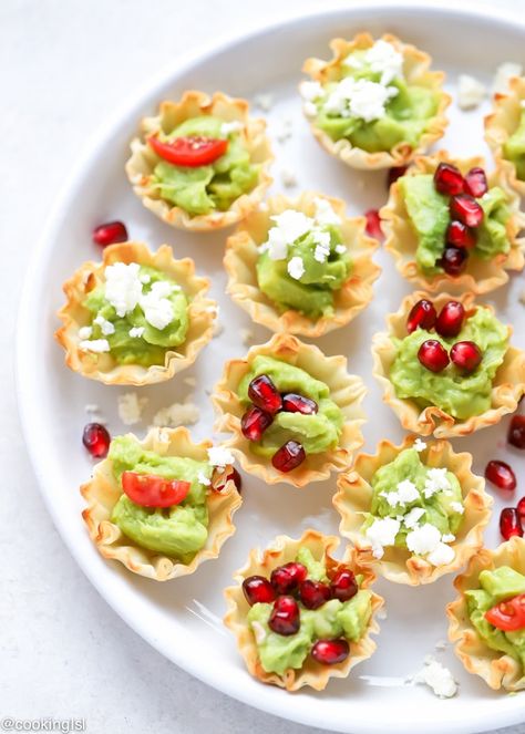 Avocado Filo Cups - Simply Avocado Sea Salt And Garlic Herb Dips, mini fill quiche shells filled with avocado dip on a platter, topped with feta, pomegranate seeds and chopped tomatoes. Filo Cups, Easy Roasted Chickpeas, Mirror Glaze Recipe, Pastry Basket, Lemon Hummus, Wholly Guacamole, Chickpea Recipes Roasted, Zucchini Chips Baked, Easy To Make Snacks