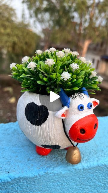 Cow Diy, Planter Diy, Unique Mehndi, Animal Planters, Unique Mehndi Designs, Plastic Bottle Crafts, Best Out Of Waste, Papel Mache, Diy Planters