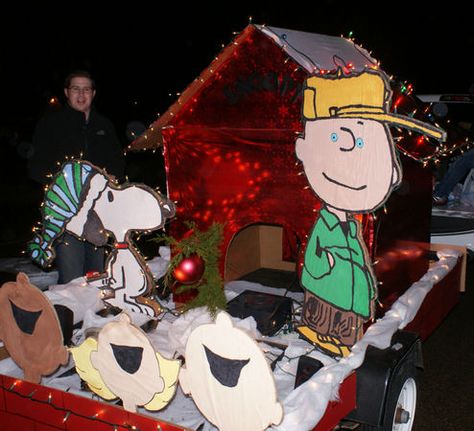 Peanuts-filled floats featured in Madison's 'Charlie Brown Christmas' parade (photos) | AL.com Holiday Parade Floats, Snoopy House, Santa Claus Parade, Christmas Parade Floats, Candy Cane Sleigh, Minion Christmas, Parade Ideas, Whoville Christmas, Holiday Parades