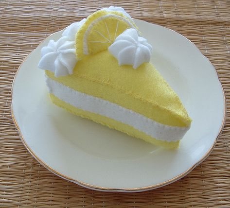 Yummy Lemon meringue pie, (made of felt) Felt Food Ideas, Felt Food Pattern, Kiwi Cake, Play Kitchen Food, Felt Food Patterns, Felt Cake, Felt Play Food, Food Patterns, A Piece Of Cake