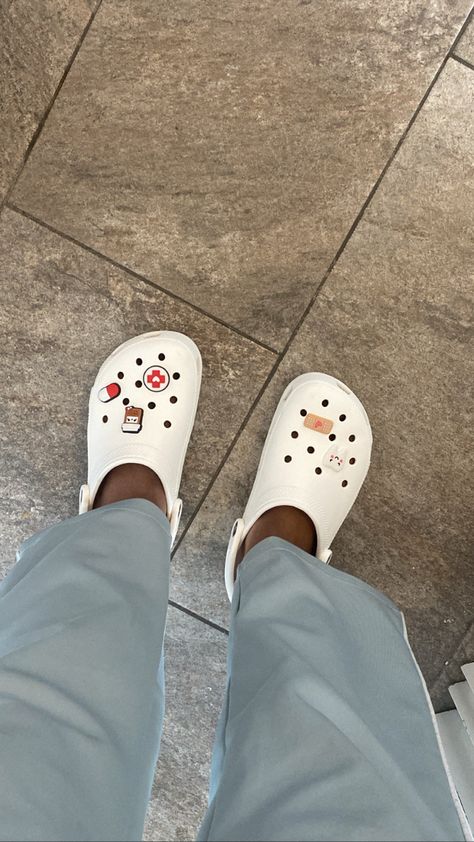 Nursing Crocs, Doctor Shoes, Crocs Aesthetic, White Crocs, Cute Birthday Pictures, Class Outfit, Class Pictures, Medical School Motivation, Medical School Inspiration