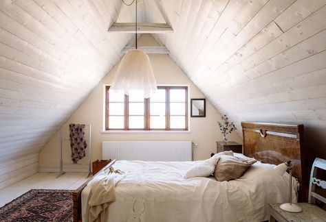 Low Ceiling Attic Bedroom, Small Loft Bedroom, Slanted Ceiling Bedroom, Small Attic Bedroom, Small Attic Room, Bedroom Decorating Tips, Attic Bedroom Designs, Stylish Bedroom Design, Small Attic