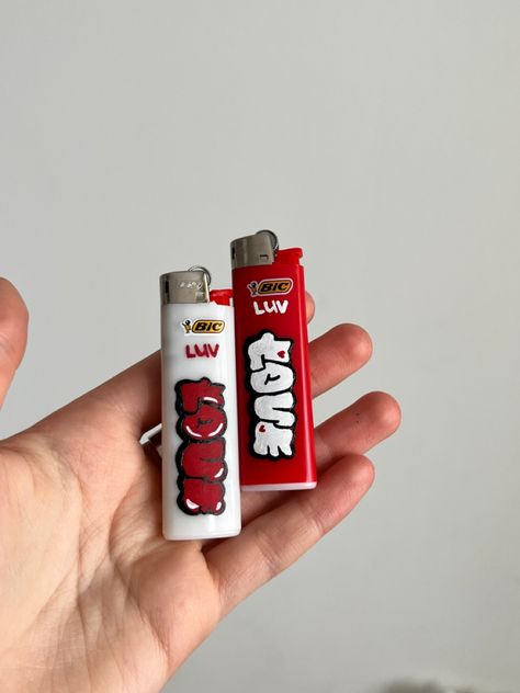 Doodles On Lighter, Diy Lighters Design, Graffiti Lighter, Painted Lighter Ideas, Lighter Graffiti, Lighter Design Ideas, Drawing On Lighter, Painted Lighter Aesthetic, Diy Lighter Design