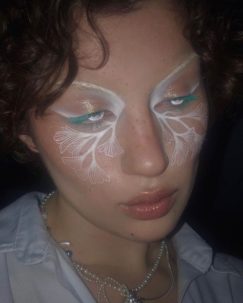 Issy on Instagram: "🌱Ginkgo Leaf Fairy 🌱 _______________________________ Base @milkmakeup @milk Hydrogrip Primer & Skintint Light* @milkmakeup @milk Bionic…" Fairy Graphic Liner, Dark Fairy Makeup, White Mascara, Leaf Fairy, Fairy Eyes, Matte Concealer, Freckles Makeup, Magical Makeup, Rainbow Makeup