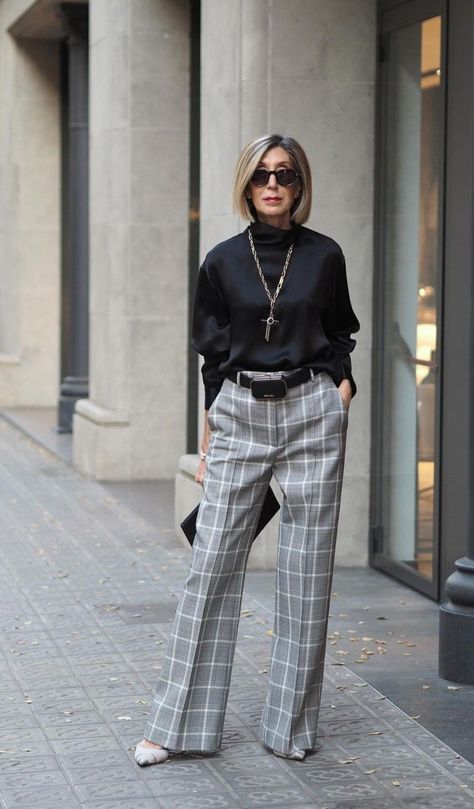 Grey Plaid Pants Outfit, Grey Pants Outfit, Plaid Pants Outfit, Work Outfit Office, 40s Fashion, Fall Outfits For Work, Fashion Mistakes, Pantalon Large, Plaid Pants