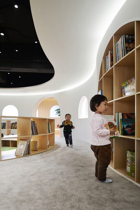 Curving Wood, Room Deviders, Education Design Interior, Kindergarten Library, School Library Design, Kindergarten Interior, Children's Library, Toddler Bedroom Girl, Childrens Library