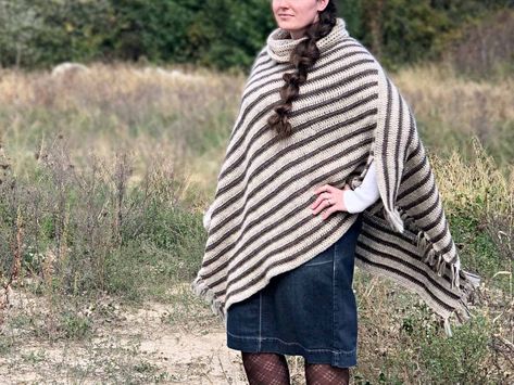 Easy Striped Rectangle Poncho Crochet Poncho With Sleeves, Crochet Ruana, Crochet Rectangle, Pullover Sweaters Pattern, Bobble Crochet, Crochet Sweater Free, Make And Do Crew, Fast Crochet, Crochet Poncho Free Pattern