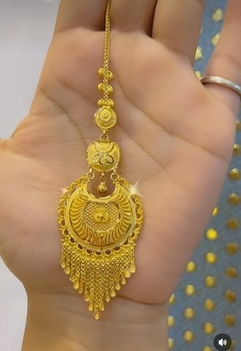 Maangtika Designs In Gold, Gold Tika Design, Gold Mantika, Mangtika Gold, Maang Tikka Bridal Gold, Mangtika Jewellery Gold, Gold Maang Tikka Designs, Gold Mangtika, Bengali Jewellery