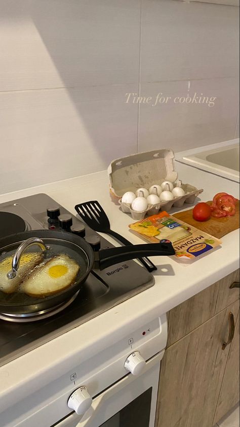 Breakfast Photos Aesthetic, Cooking With Mom Aesthetic, Breakfast At Home Aesthetic, Cooking Breakfast Aesthetic, Making Breakfast Aesthetic, Home Cooking Aesthetic, Cooking At Home Aesthetic, Morning Breakfast Aesthetic, Weekday Routine