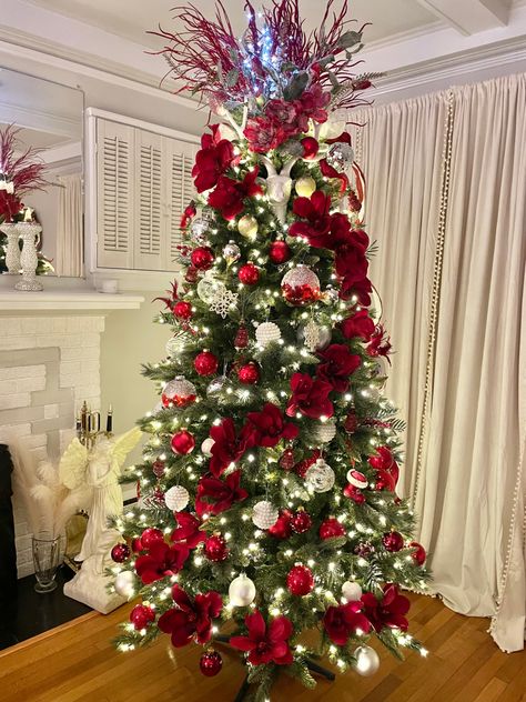 Red Floral Christmas Tree, Christmas Trees Red And White, Red Magnolia, Elegant Christmas Tree Decorations, Floral Christmas Tree, Red And Gold Christmas Tree, Richard Chamberlain, Red Christmas Decor, Red White Christmas