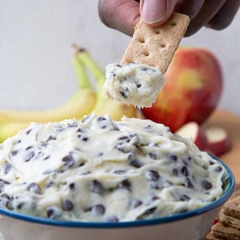 Chip Dip With Cream Cheese, Strawberry Crunch Recipe, Strawberry Crunch Topping, Sweet Dip, Chocolate Chip Dip, Dip With Cream Cheese, Crunch Topping, Fruit Dips, Gourmet Caramel Apples