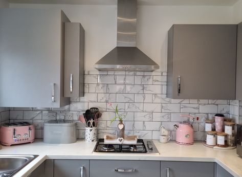 Pink Grey And White Apartment, Grey Kitchen With Pink Accessories, Grey And Pink House Decor, Pink And Gray Kitchen Decor, Pink Gray And White Apartment, Grey Kitchen Pink Accents, Pink Grey And White Kitchen Ideas, Kitchen Decor Grey And White, Black White And Pink Kitchen