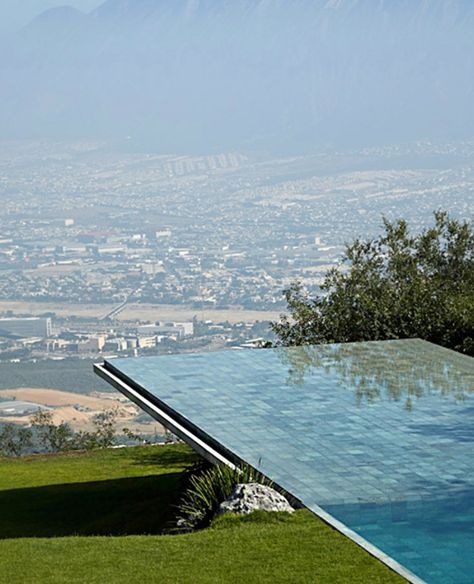 Tadao Ando's Casa Monterry features a long, linear pool that juts out from its hillside setting to provide uninterrupted views of the Sierra Las Mitras mountains.  Its minimalist appearance complements the geometry of the house behind it, which is composed of various horizontal and vertical concrete planes that appear to emerge from the landscape at different heights – including the poolside patio #Architecture #Homes #Exteriors #Pools Architectural Thesis, Villas In Italy, Waterfall Features, Canal House, Miami Houses, Tadao Ando, Japanese Architect, Concrete House, Swimming Pool Designs