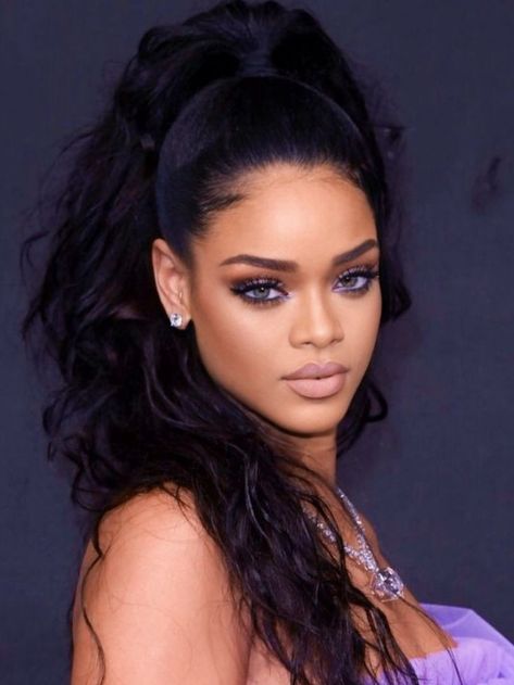 Makeup For Bob Hairstyle, Dramatic Eye Makeup Looks, Rihanna Makeup Looks, Celebrities Airport, Celebrity Skincare, Celebration Outfit, Rihanna Makeup, Rihanna Fenty Beauty, Rihanna Hairstyles