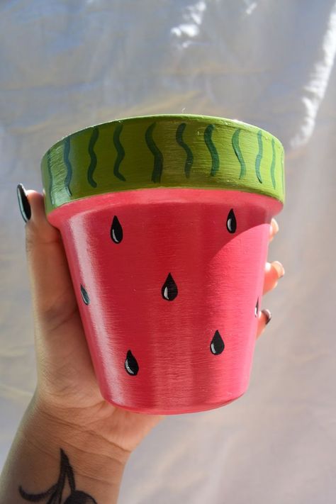 Watermelon Painted Pot, Watermelon Flower Pot, Diy Painting Plant Pots, Succulent Pot Ideas Paint, Simple Flower Pot Painting, Claypots Painting, Cute Painted Pots Diy, Tiny Painted Pots, Fruit Painted Pots