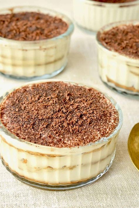 Creamy, delicious and just a little addictive. This incredibly easy vegan tiramisu can be made in just 10 minutes! You don't need to spend hours in the kitchen to enjoy this layered Italian dessert - try our quick and easy method and you'll have delicious tiramisu in no time! It's vegan, dairy free, nut free and can easily be made gluten free. Enjoy! #bestveganrecipes #vegantiramisu #vegandesserts Rich Tea Biscuits, Vegan Tiramisu, Vegan Biscuits, Dinner Party Desserts, Dessert Vegan, I'm Fat, Glass Dessert Bowls, Dinner Recipes Easy, Vegetarian Foods