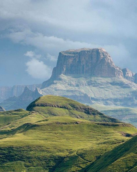 Ef Tours, Drakensberg Mountains, Adventure Aesthetic, South Africa Travel, Gods Glory, Amazing Nature Photos, Beautiful Mountains, Africa Travel, Amazing Nature