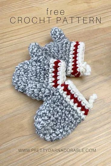 Free Crochet Mini Mitten Ornament Pattern Crochet Mitten Garland Free Pattern, Mitten Ornament Pattern, Crochet Gift Card Holder, Mitten Garland, Crocheted Ornaments, Woodsy Christmas, Xmas Crochet, Crochet Decorations, Crochet Mitts