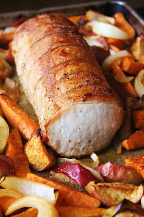 Rôti de porc avec patates douces, pommes et oignons (en anglais) Roast With Sweet Potatoes, Apple Sweet Potato, Apples And Onions, Whole30 Dinner Recipes, Whole30 Dinners, Sweet Potato And Apple, Potato Onion, Recipe 30, Fall Dinner