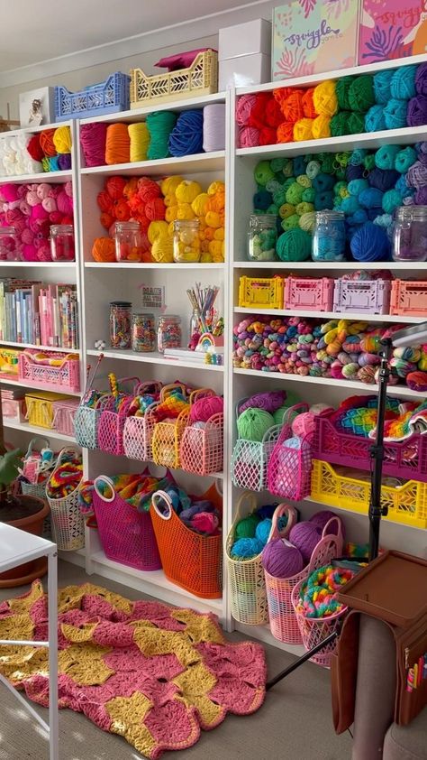 Yarn Storage Ideas, Room Art Studio, Crochet Room, فن الرسم بالمسامير, Craft Room Organisation, Yarn Organization, Sewing Room Design, Dream Craft Room, Crochet Baskets