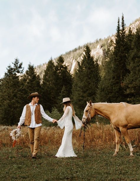 Earth Tone Elopement with Horses in Colorado // Jessica Luann Photo - Your western boho elopement with earthy tones is all about celebrating your love in a way that’s true to you. See more western wedding dress, western elopement groom, boho elopement flowers, and mountain elopement locations. Book Jessica for your Colorado elopement photos or boho elopement at jessicaluannphoto.com! Boho Mountain Engagement Photos, Western Wedding With Horses, Western Elopement Photoshoot, Wedding Photos With Horses, Horse Elopement, Az Photoshoot, Mountain Elopement Dress, Boho Wedding Couple, Wedding With Horses