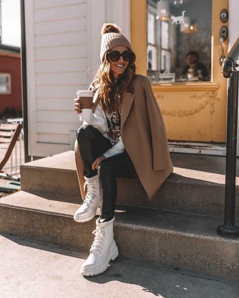 White Combat Boots Outfit, Monochrome Outfit Ideas, Outfits Leggins, Combat Boot Outfit, White Boots Outfit, White Combat Boots, Karina Style, Casual Outfit Ideas For Women, Outfit Botas