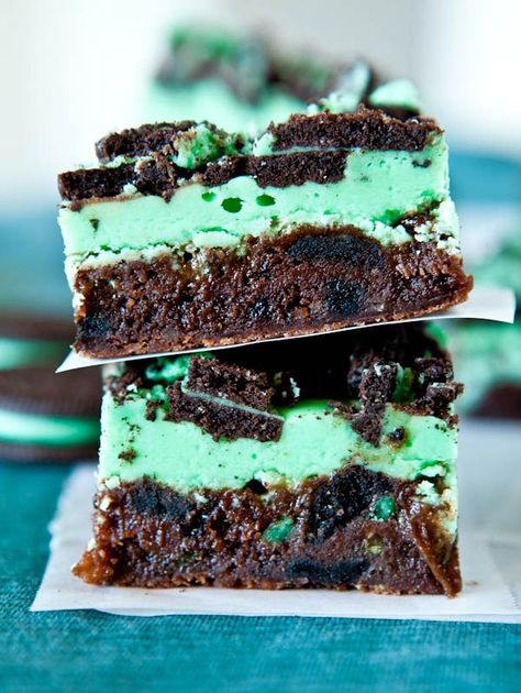 Triple Layer Fudgy Mint Oreo Brownies - Fudgy rich brownies topped with a fluffy mint filling and Mint Oreos crumbled on top! One of my favorite brownies! Perfect for St. Paddy's Day! Kitchen List, Brownie Oreo, Biscuits Graham, Mint Oreo, Oreo Brownies, Think Food, Party Desserts, Yummy Sweets, Oreo Cookies