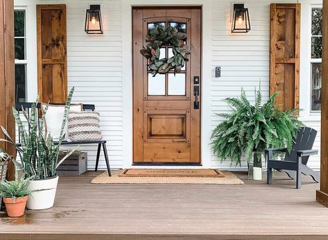 Front Porch Entrance, Farmhouse Living Room Designs, Small Porch Ideas, Rustic Entry, Rustic Bedroom Design, Modern Farmhouse Living, Rustic Porch, Farmhouse Traditional, Front Porch Christmas Decor Ideas