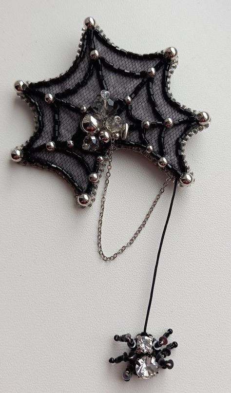 Spider Brooch Jewelry, Sherry Serafini Bead Embroidery, Halloween Brooch, Hand Beaded Embroidery, Beads Craft Jewelry, Tambour Embroidery, Motifs Perler, Beadwork Embroidery, Bead Embroidery Tutorial