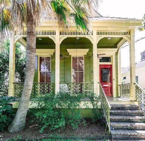 New Orleans Creole Cottage, New Orleans Small House, New Orleans French Quarter Houses, New Orleans Style Homes, New Orleans House, New Orleans Architecture, Creole Cottage, Southern Architecture, Shotgun House