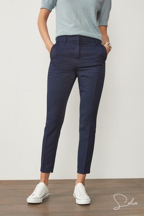 Upgrade your wardrobe with these timeless trousers! Perfect for any look or occasion, they'll make you look and feel . Get the style that never goes out of fashion with these pants! Look Working Girl, Casual Chique Stijl, Style Casual Chic, Sparkly Top, Slim Trousers, Mode Casual, Casual Work Outfits, Work Outfits Women, Blue Pants