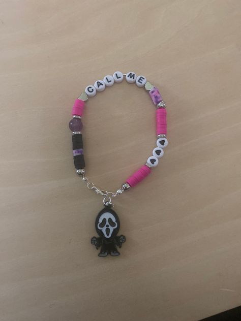 Handmade Scream call me bracelet Ghost Face Bracelet, Horror Movie Beaded Bracelet, Horror Movie Bracelets, Horror Things, Beaded Decor, Bracelets Design, Emo Guys, Ghost Face, Weird Things