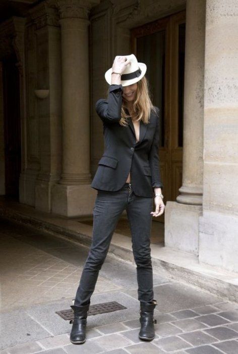 white hat, all black Tomboys Outfit, Women Fedora, Bandage Dress Herve Leger, Yellow Beanie, Tomboy Look, Funky Hats, Lesbian Fashion, Woman Hat, Androgynous Fashion