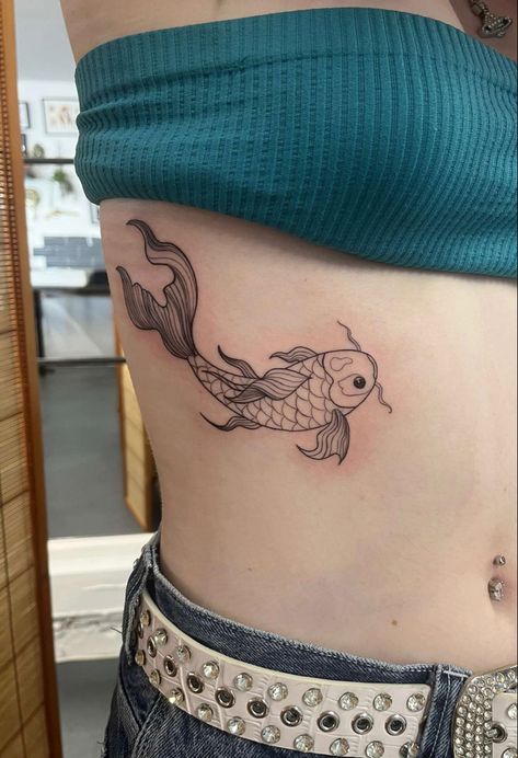 Fish Rib Tattoo, Tattoo Koi Fish, Underbreast Tattoo, Tattoo Ribs, Tattoo Koi, Piercing Inspo, Koi Tattoo, Koi Fish Tattoo, Fish Tattoo