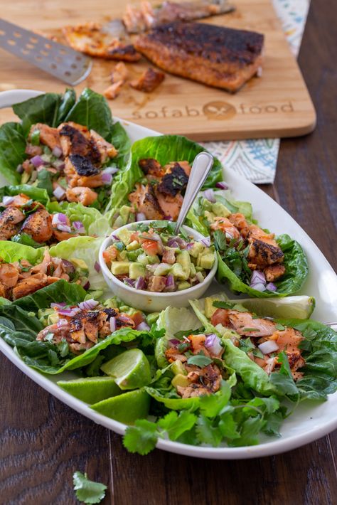 Cooking For Two Healthy, Salmon Lettuce Wraps, Salmon Wraps, Low Carb Lettuce Wraps, Salmon Grilled, Salat Wraps, Salmon Meal Prep, Lettuce Wraps Healthy, Homemade Peanut Sauce