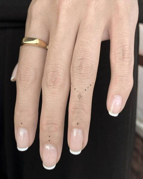 Minimalist dots and north star tattoo on the fingers. Finger Dot Tattoo, North Star Tattoo, North Star Tattoos, Simple Hand Tattoos, Tiny Finger Tattoos, Small Finger Tattoos, Finger Tattoo For Women, Finger Tats, Hand And Finger Tattoos