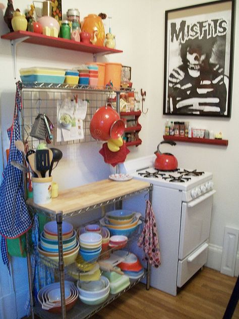 Pyrex kitchen, I love the way they look on the shelf! Kitchen Bakers Rack, Pyrex Kitchen, Baker's Rack, Pyrex Collection, Cosy Kitchen, Bakers Rack, Kitchen Organisation, Tiny House Movement, Home Building Design