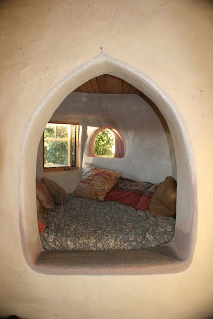 Bed Alcove, Meditation Nook, Earth Ship, Cob Building, Casa Hobbit, Sleeping Nook, Bed Nook, Straw Bale House, Earthship Home