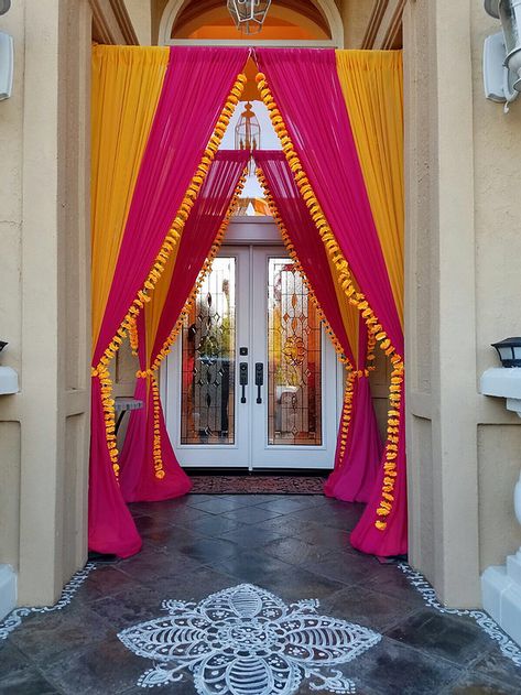 Simple Home Wedding Decor Indian, Home Entrance Decor Indian Wedding, Indian Wedding Drapes Decor, Simple Indian Decorations At Home, Indian House Decor Wedding, Wedding Home Decoration Indian Simple, Indian House Wedding Decorations, Diwali Curtain Decor, Sangeet Decoration At Home Simple