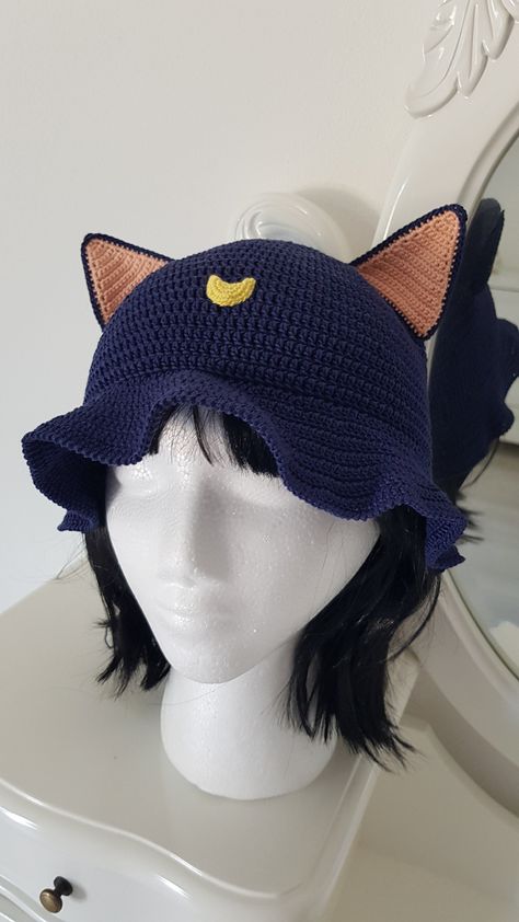 Crochet Sailor Moon bucket hat, perfect for fall and summer. Handmade in Italy with fine 100% cotton. FITTINGS: This item is one size for adults but I can also make kid size, you can specify it in the personalization box :) CUSTOMIZATION: You can choose if you prefer blue (Luna) hat or white (Artemis) hat POLICIES ECONOMY SHIPPING: -I'm not responsible for postal delays -I'll provide you the shipping code but there is NOT a tracking number -In the case the package is lost for postal issues I'll Crochet Fall Bucket Hat, Sailor Moon Crochet Hat, Trendy Crochet Hats, Cute Bucket Hats Crochet, Crochet Hats Cute, Crochet Kuromi Hat, Cute Hat Crochet, Cute Crochet Accessories, Crochet Bucket Hat Ideas