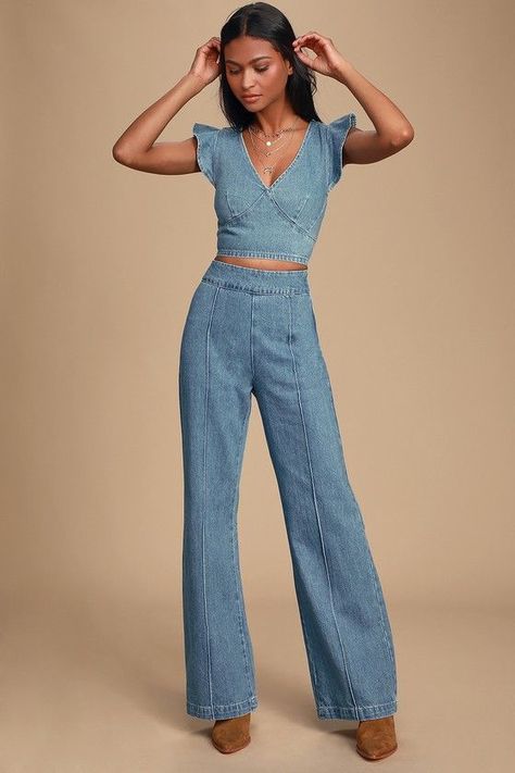 Denim on Denim - The Timeless Trend - FashionActivation Pants Crop Top Outfit, Ruffled Crop Top, Denim On Denim, Diy Vetement, Denim Crop Top, Crop Top Dress, Silver Zipper, Two Piece Outfit, Denim Top